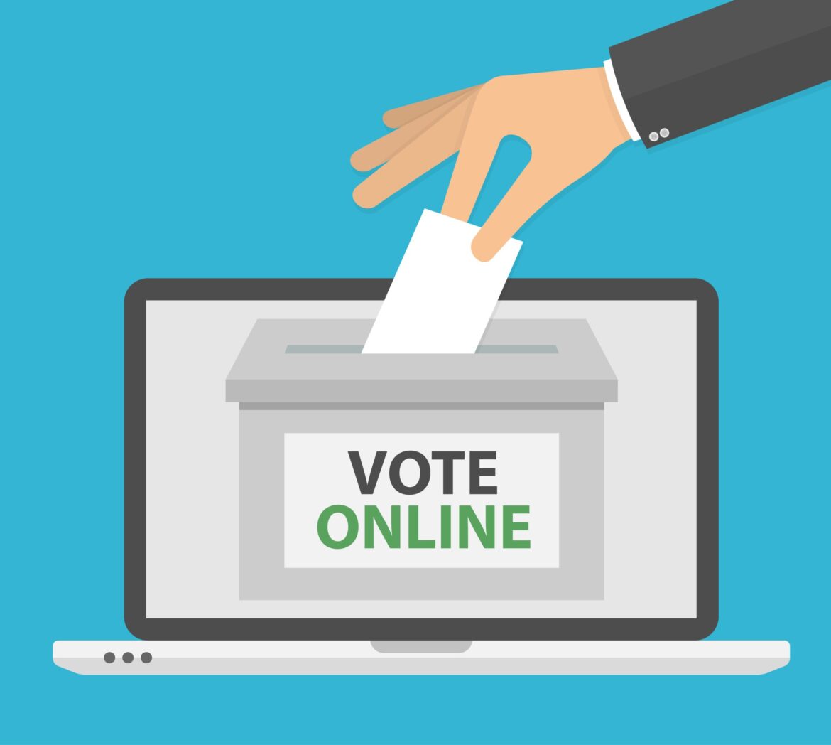 Voting online concept. Hand putting blank piece paper or envelope in a ballot box on a laptop computer screen. Flat design (foto: @byemoke depositphotos)